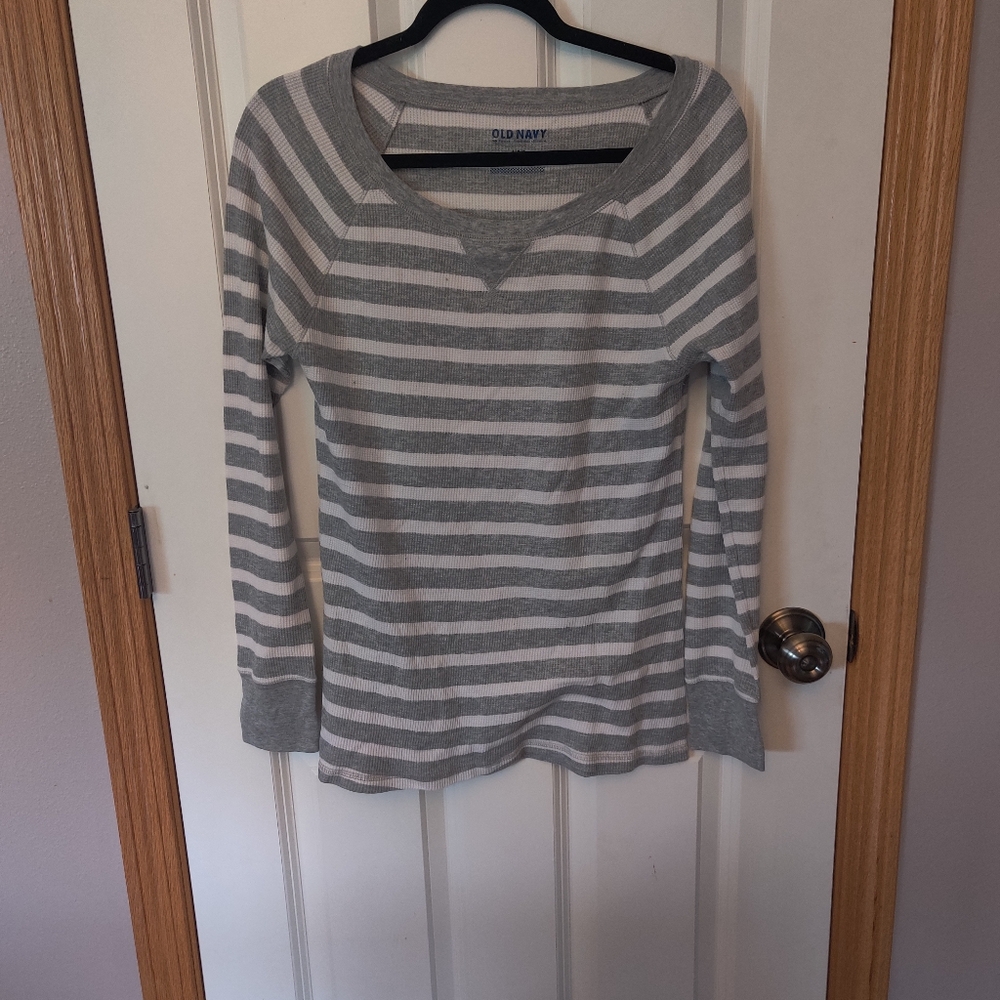 Old Navy Gray Fitted Thermal TOP